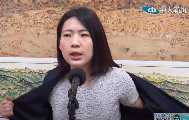 徐巧芯当场脱外套。（取自中天新闻）