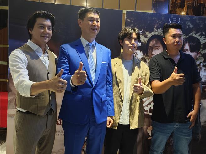 大和建设机构近年热衷于公益微电影制作，20日举办大和奖微电影徵选颁奖典礼及公益微电影首映。董事长何溪明（左二）表示，希望透过比赛，传递出爱与传承的故事，尤其是真人真事的故事，让民眾了解感恩、知足、珍惜。（赖佑维摄）