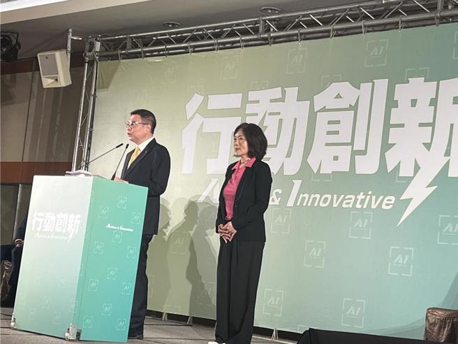 准行政院长卓荣泰（左）19日宣布劳动部长为现任行政院副秘书长何佩珊（右）。（资料照，曾薏苹摄）