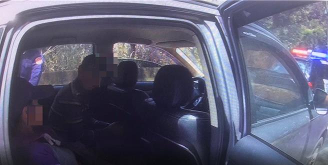 周姓男子20日开小货车载2名非法移工，行经台8线中横公路，硬闯便道谷关管制站，遭警方带回。（民眾提供／陈淑娥台中传真）