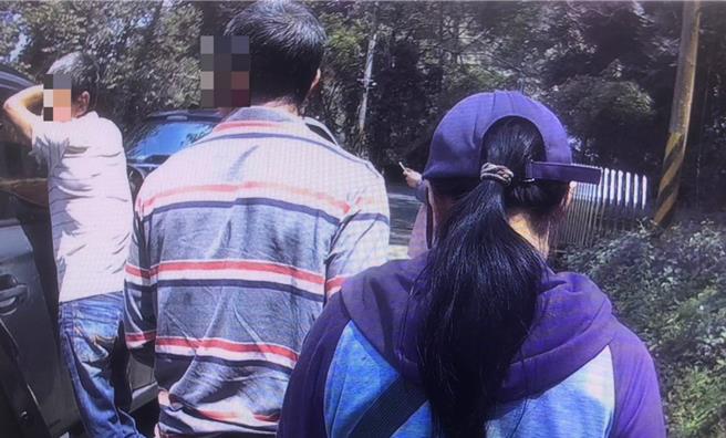 周姓男子20日开小货车载2名非法移工，行经台8线中横公路，硬闯便道谷关管制站，遭警方带回。（民眾提供／陈淑娥台中传真）