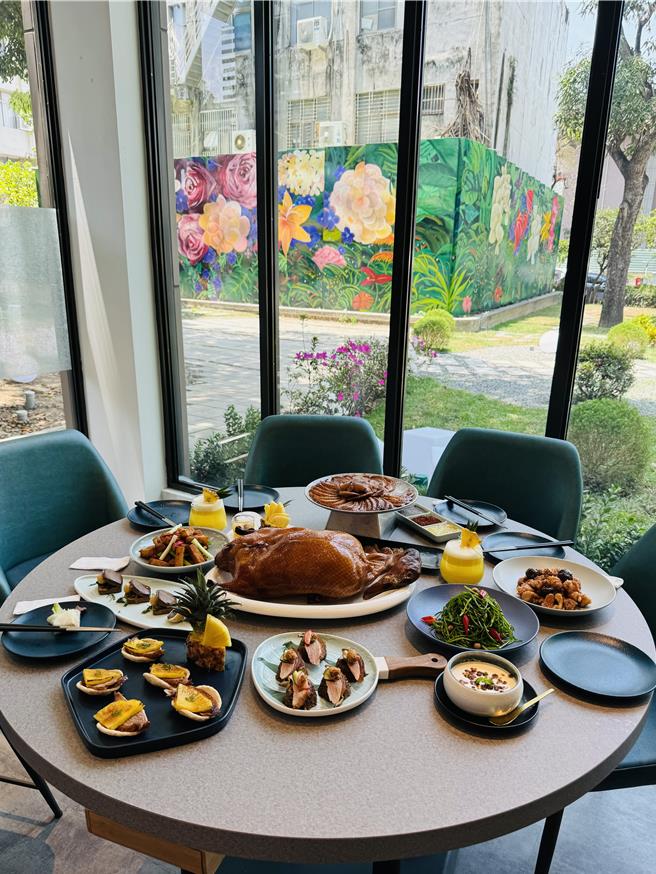 「享鸭」进驻台南市长官邸，今天开幕营运，窗外可以尽享美丽的壁画。（曹婷婷摄）