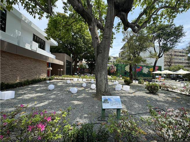 享鸭重新整理市长官邸景观，环境优美。（曹婷婷摄）