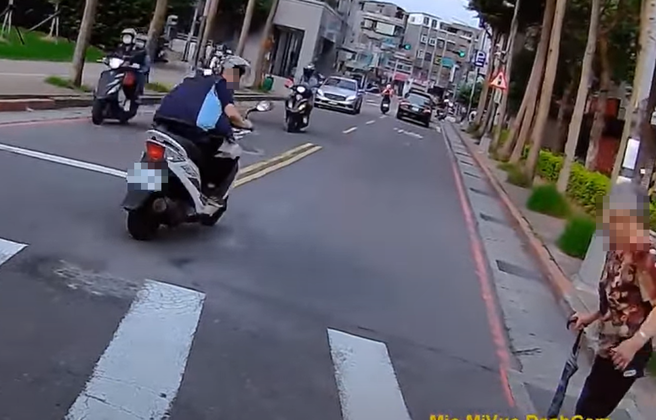 一名阿嬷要过马路，他停下机车礼让，却遭其他骑士绕过去还回头看。（图／ 翻摄自「WoWtchout-地图型行车影像分享平台」）