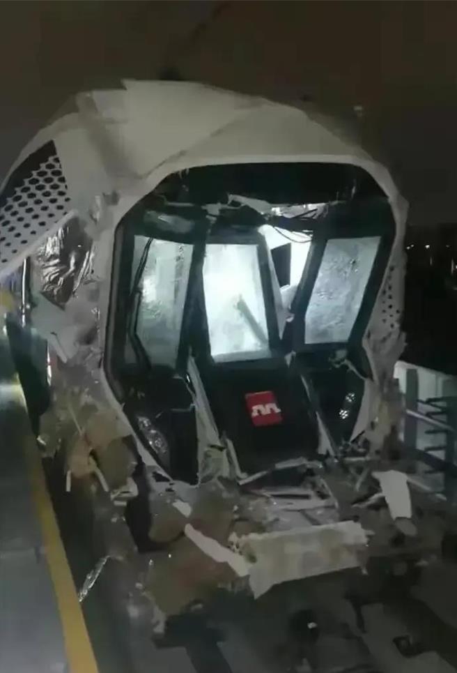 西安地鐵10號線試車發生試驗人員處置不當追尾車毀，傷亡不明。（瀟湘晨報）