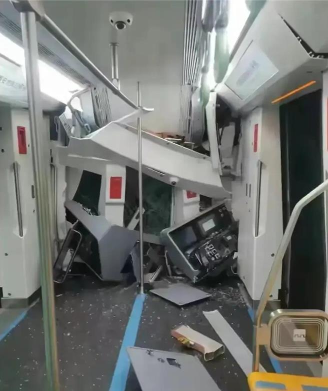 西安地鐵10號線試車發生試驗人員處置不當追尾車毀，傷亡不明。（瀟湘晨報）