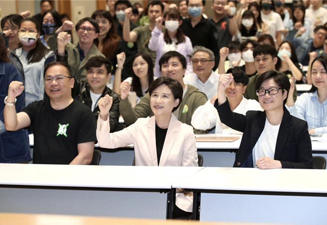 鄭麗君坦言，她明白年輕人不只期待民主永續，也希望一個公平社會，讓每個人都有機會往理想邁進，故國家希望工程希望能解決年輕人面對的薪資、物價、房價、租金、社會平權等問題。（姚志平攝）