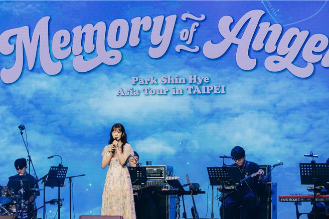 朴信惠选唱个人单曲〈胳膊枕〉，来表达好久不见的思念之情。（D-SHOW提供）