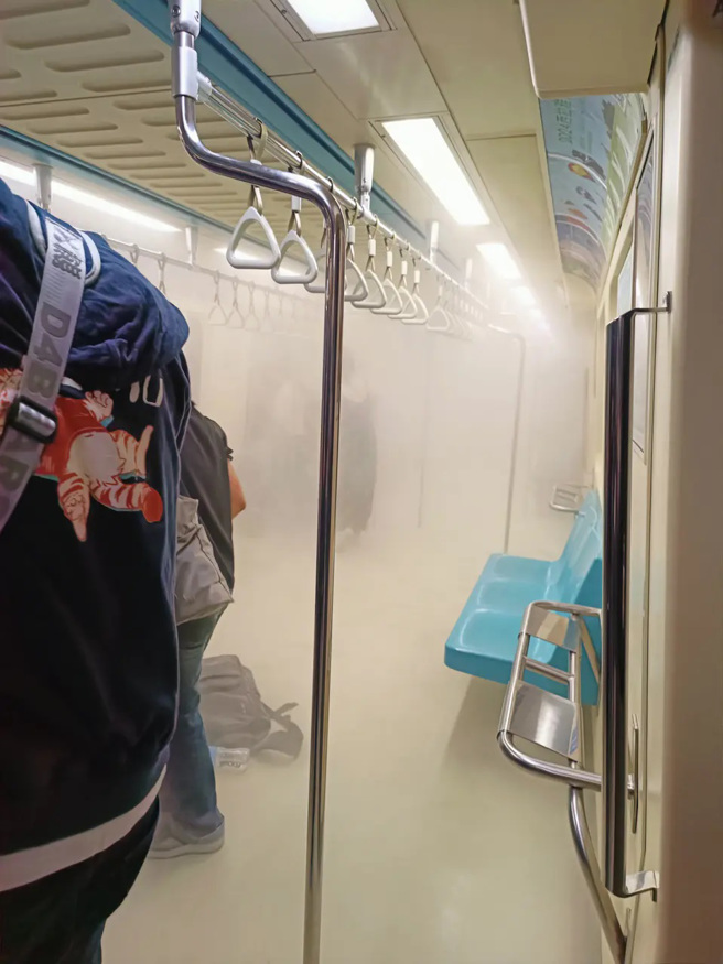 台北捷运中和新芦线20日下午5时许传出火警，民眾搭乘往迴龙方向列车403次，不料第一节车厢前门处疑似起火，顿时浓烟瀰漫，吓得乘客尖叫奔逃。（翻摄Dcard）