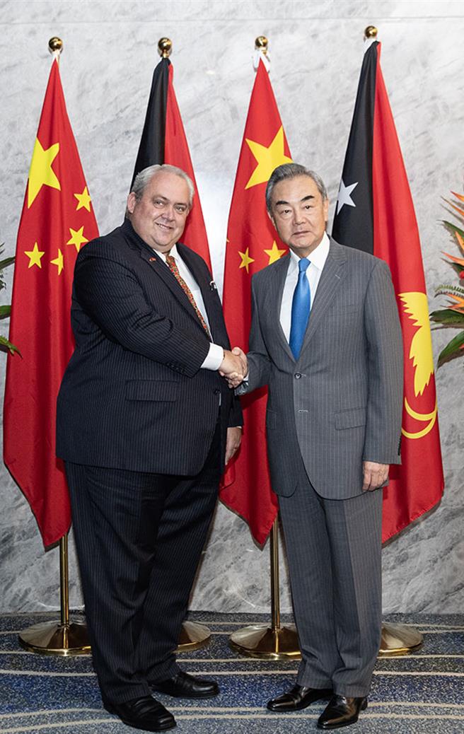 王毅：联合国尽快接纳巴勒斯坦，是纠正歷史不公。图为王毅会见巴布亚纽几内亚外长特卡琴科。（大陆外交部）