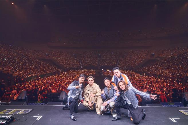 「动力火车」20日在高雄巨蛋举办首场演出，邀来玖壹壹担任嘉宾对唱。（华研国际提供）