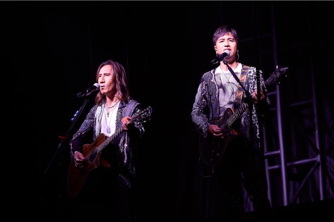 「动力火车」尤秋兴（右）、顏志琳（左）20日在高雄巨蛋开唱，吸引大批粉丝到场支持。（华研国际提供）