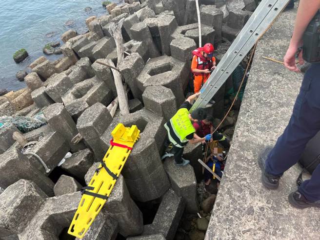 今（20日）下午15时许，新北市万里区玛鋉渔港发生一起坠落意外。（翻摄画面）