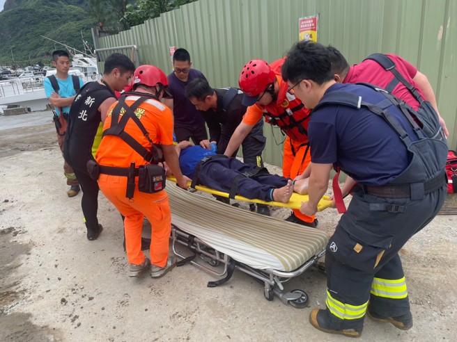 今（20日）下午15时许，新北市万里区玛鋉渔港发生一起坠落意外。（翻摄画面）