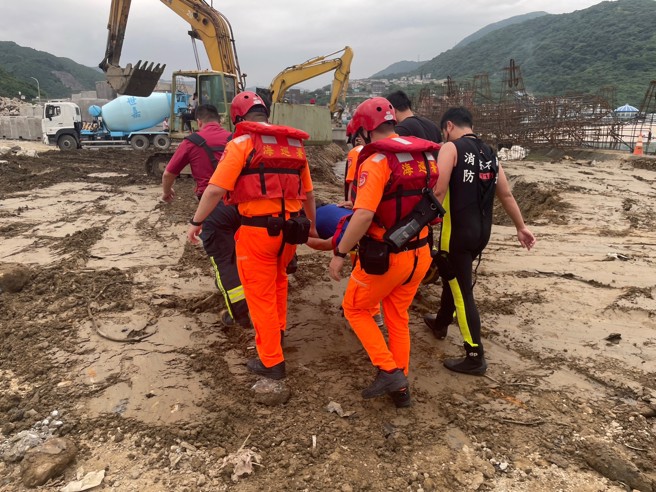 今（20日）下午15时许，新北市万里区玛鋉渔港发生一起坠落意外。（翻摄画面）