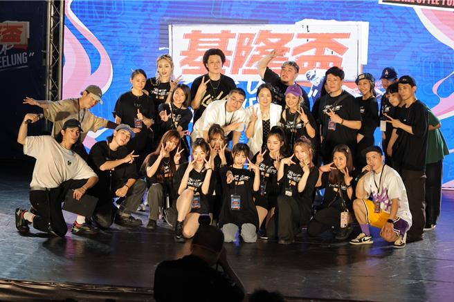由基隆市政府主办及台湾街舞文化推广协会共同规画的「2024基隆杯街舞大赛」，20日晚间圆满落幕，共超过百名选手参赛，市长谢国梁（二排右六）亲自揭晓名次，并期许它能成为全台最有指标性的街舞大赛，鼓励基隆街舞选手大放异彩。（基隆市政府提供／徐佑升基隆传真）