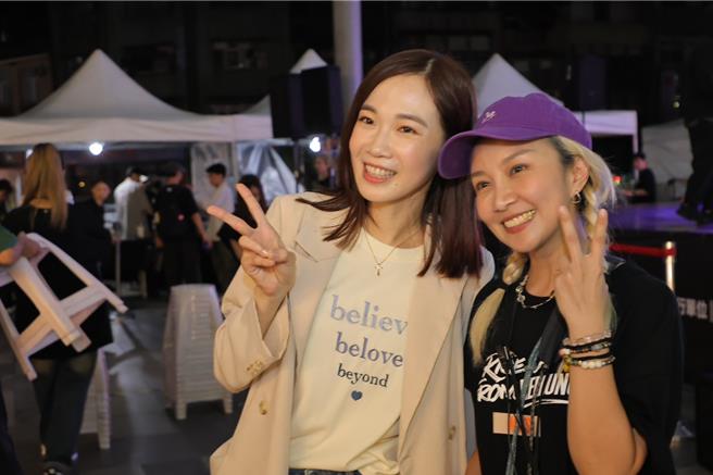 由基隆市政府主办及台湾街舞文化推广协会共同规画的「2024基隆杯街舞大赛」，20日晚间圆满落幕，共超过百名选手参赛，市府政策宣传大使杨宝桢（左）也出席协助推广。（基隆市政府提供／徐佑升基隆传真）