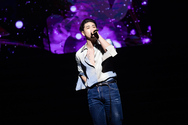 白虎衬衫扣子大开露出胸肌。（D-SHOW提供）