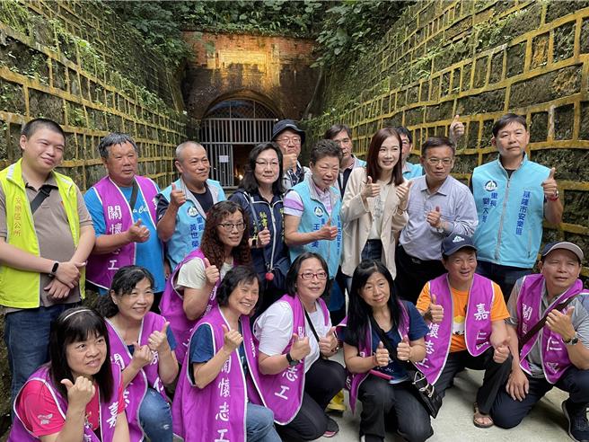 基隆政策大使楊寶楨20日傍晚到劉銘傳隧道參觀，也透過專業嚮導，與民眾分享葉鼻蝠生態，讓更多民眾了解劉銘傳隧道豐富的生態。（翻攝畫面／徐佑昇基隆傳真）