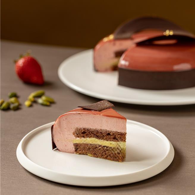 荣获第「Gâteaux杯蛋糕技艺竞赛」冠军的「莓开眼笑．开心果草莓慕斯」，单个售价1280元。(台北晶华酒店提供)