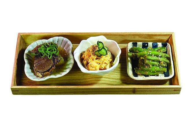 〈切麦狐狸 乌龙麵专卖〉菜单上有可搭配乌龙麵的加点菜式，图中〈三品〉有炖牛舌、马铃薯沙拉和四季豆。图／姚舜