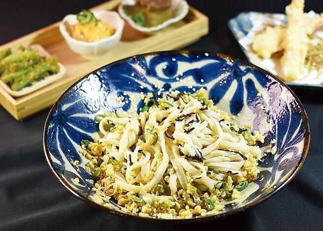 〈五色凉乌龙麵〉将表面所附食材拌匀后吃食，口感与味道层次丰富。图／姚舜