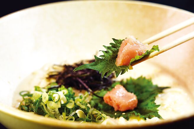 〈明太子白酱乌龙麵〉是以自制奶油白酱，搭配用清酒、柚子与罗臼昆布熟成168小时制成的明太子为主要食材。图／姚舜