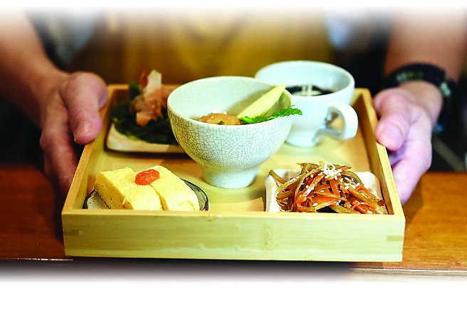 搭配乌龙麵的加点菜式〈五品〉，有水云醋、玉子烧、牛蒡等。图／姚舜