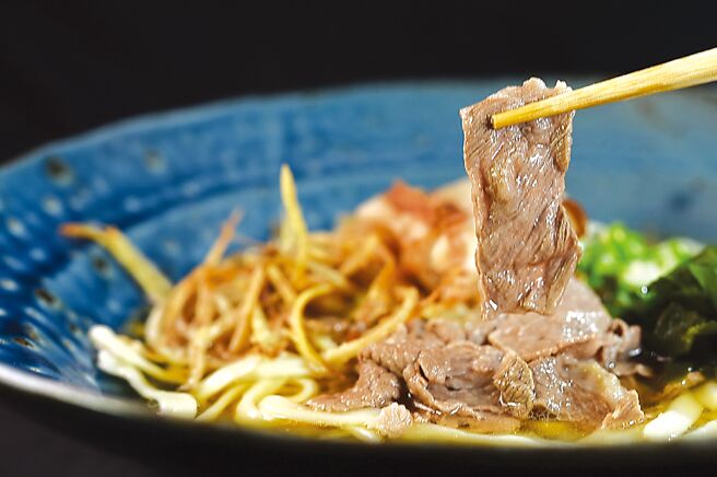 〈和牛乌龙麵〉的和牛是澳洲和牛肩胛薄切，用高汤轻涮再与炸牛蒡丝、昆布与青葱搭配乌龙麵。图／姚舜