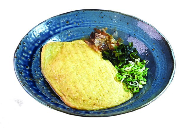 〈切麦狐狸 乌龙麵专卖〉有六款口味，其中〈大判狐狸乌龙麵〉的豆皮是传统2倍大。图／姚舜