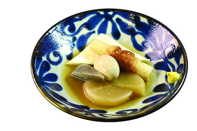 〈御佃关东煮〉以日本食材为主，种类包括大根、鸡蛋、鳕宝、蒟蒻，以及各式鱼浆制品萨摩扬等。图／姚舜