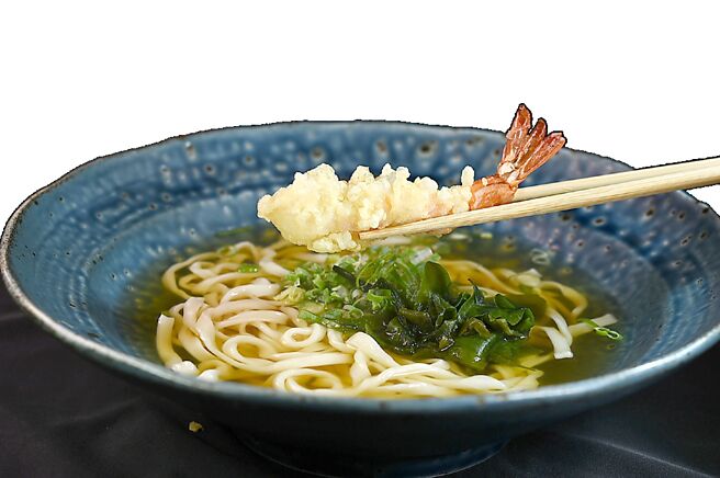 〈海老天麸罗乌龙麵〉的炸虾天麸罗，是用肉质弹Q的黑虎虾裹上麵衣炸制。 图／姚舜