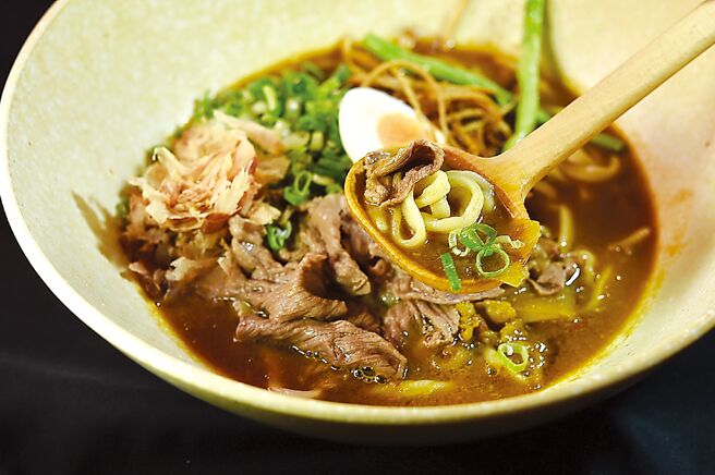 〈和牛咖哩乌龙麵〉的汤头是以甘口及辛口两种咖哩调配而成，入口温润顺口。图／姚舜