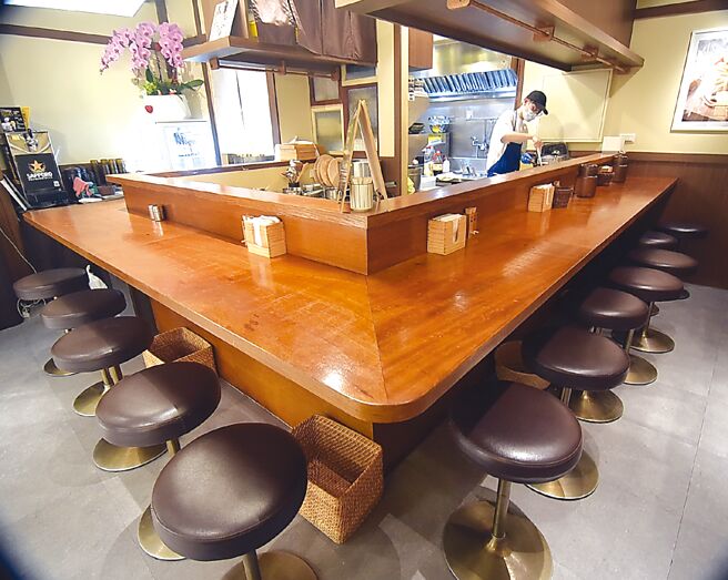 以日式经典居酒屋店装风格设计的〈切麦狐狸 乌龙麵专卖〉，仅有12个板前座位。图／姚舜