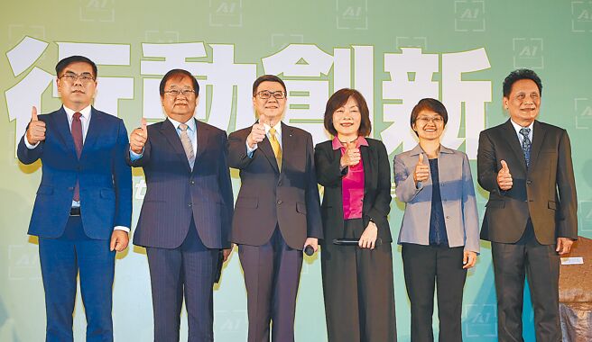 准行政院长卓荣泰（左三）19日主持新任内阁人事第4场发布会，准环境部长彭启明（左起）、准卫福部长邱泰源、准劳动部长何佩珊、准客委会主委古秀妃以及准原民会主委曾智勇合影留念。（赵双杰摄）