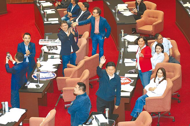立法院19日院会再次针对「停砍公教年金案」进行表决，国民党以人数优势封杀民进党团復议提案，并在议场内鼓掌并欢呼。（姚志平摄）