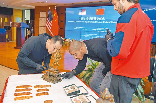 盡管中美經貿科技戰正酣，兩國近期仍大力推動人文交流。圖為17日中方在紐約接收美方返還的38件中國流失文物。（新華社）