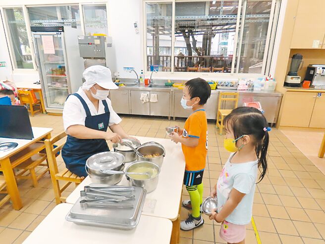 新北市教育局19日公告113學年度公立幼兒園契約進用人員甄選簡章，甄選包含契約進用教保員、廚工、職員及護理人員，其中公幼廚工甄選缺額預計5月10日公告。（新北市教育局提供／陳慰慈新北傳真）