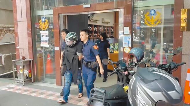 鄭姓男子（前排右二）19日於中和區心虛拒檢，企圖倒車衝撞，警員朝轎車左前輪連開4槍反擊，警詢後被移送法辦。（中和警分局提供／高鈞麟新北傳真）