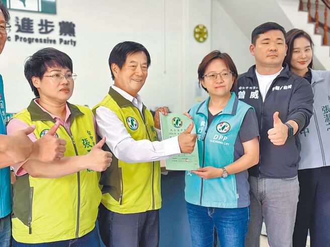 親新潮流的台中市議員鄭功進（左二），19日在多名議員陪同下到民進黨台中市黨部登記，將角逐台中市黨部主委改選。（鄭功進提供／林欣儀台中傳真）