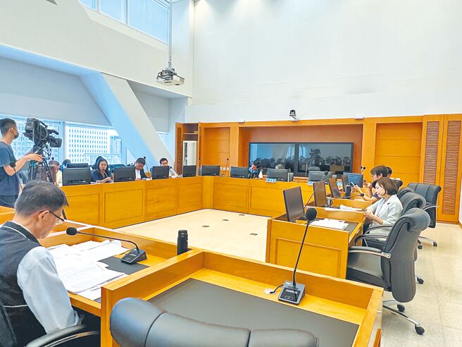 台中市議會19日召開小組審查會議，教育文化委員會針對是否購置地震逃生防災頭套引發討論，最後決議教育局應積極尋找經費、逐年購置。（林欣儀攝）