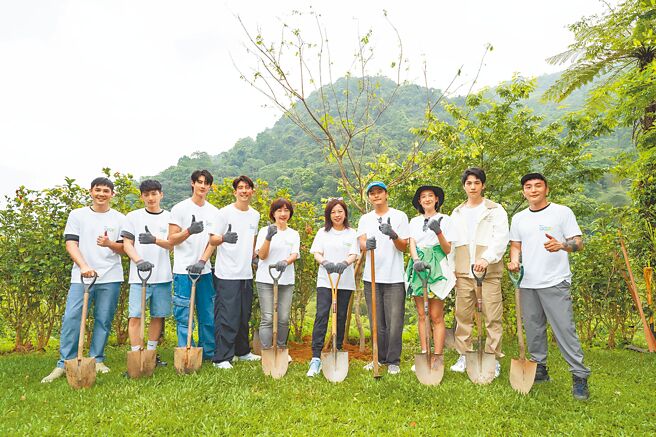 卢学叡（左起）、锺岳轩、黄柏峰、修杰楷、TVBS永续倡议大使庄开文、TVBS总经理 刘文砚、杨铭威、杨晴、林子闳、黄一峯一起为永续发展尽心力。（TVBS提供）