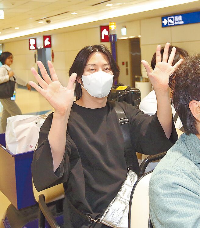 希澈暌違5年來台，19日一下機就興奮揮手。（范揚光攝）