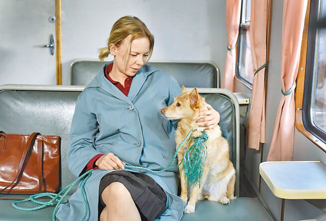 阿爾瑪波伊斯提因《落葉》的狗明星獲獎，高興得淚流滿面。（海鵬影業提供）