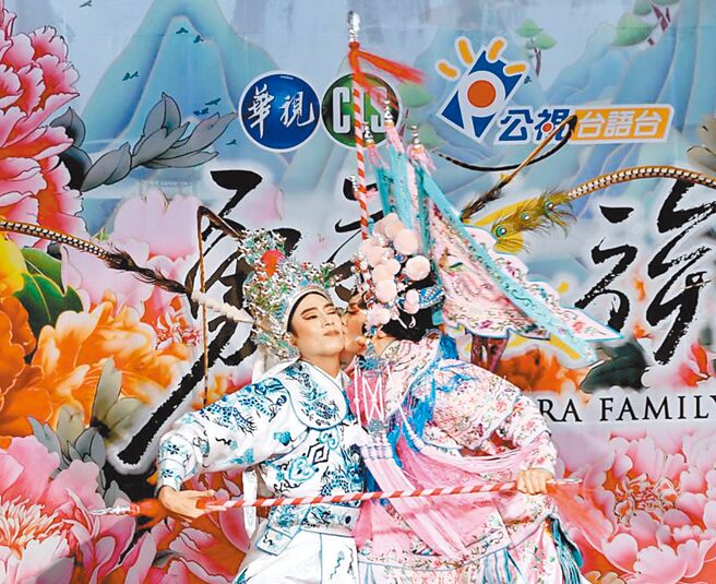 陳亞蘭（右）在演出歌仔戲時無預警給莊凱勛一個吻。（華視提供）