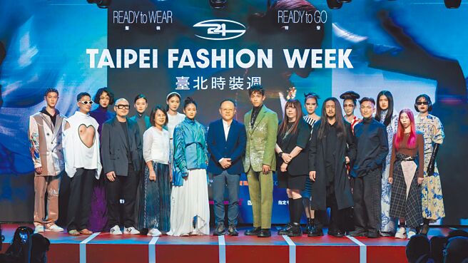 臺北时装周AW24将于25日起开跑，#DAMUR黄世舜（前排左二起）、DOUCHANGLEE窦腾璜、Liyu Tsai蔡丽玉、空手道选手文姿云、文化部长史哲、击剑金牌得主陈致杰、GIOIA PAN潘怡良、INF郭玮、UUIN刘子超、Claudia Wang王子欣及模特儿等合影。（臺北时装周提供）