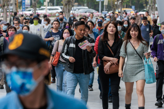 她看路人身上都有1流行元素 一票年輕人超愛：荷包大失血