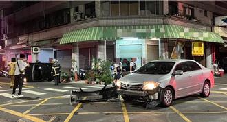 高雄2車搶快對撞！肇事車撞飛對方保險桿    自己「烏龜翻」
