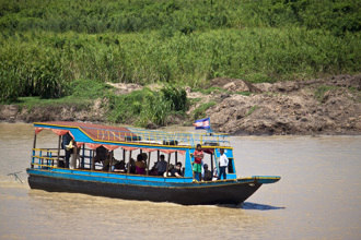 300多人擠木船參加葬禮 才出發秒翻覆 至少58人罹難