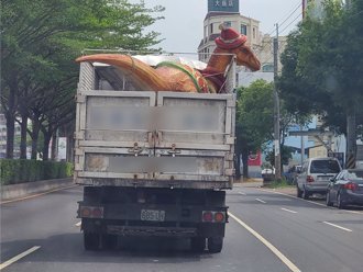 恐龍頭戴聖誕帽搭資源回收車 北港清潔隊曝去處